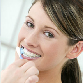 Abb. Zahnpflege mit der Zahnbürste